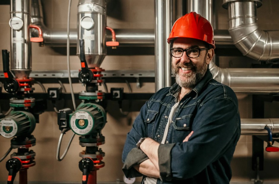 VVS-montør udfører service og installation af vand- og varmesystemer