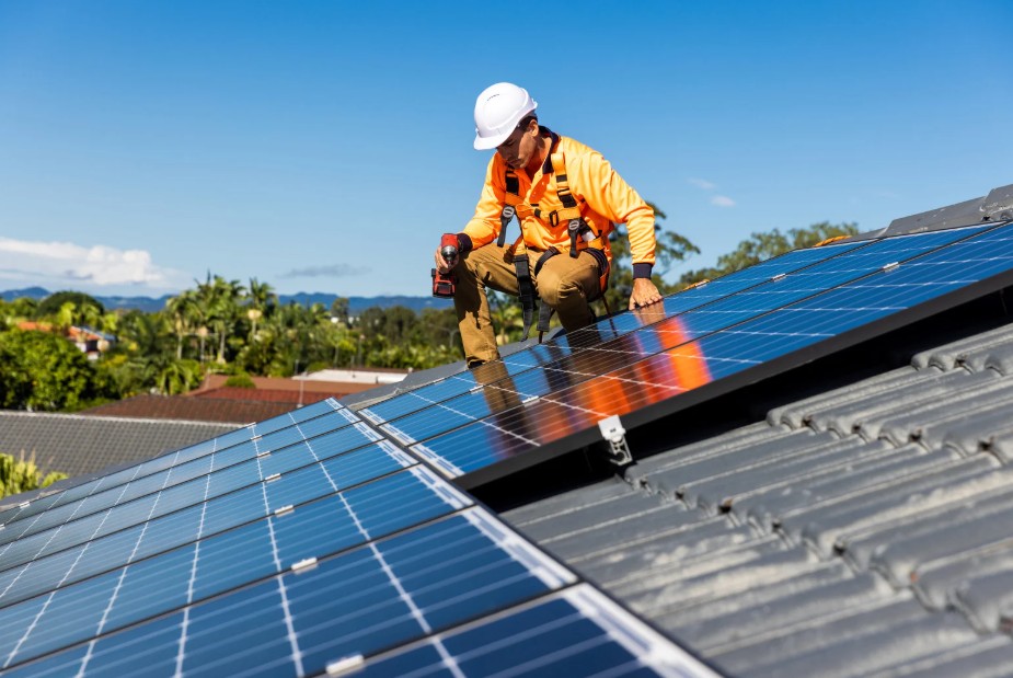 Energitekniker justerer energisystem i industribygning